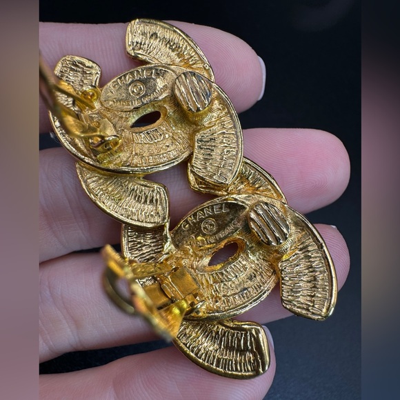 LOT 1492 24K gold plated CHANEL vintage matelasse CC JUMBO clip on earrings - Picture 13 of 15